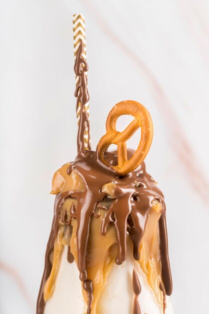 Vista frontal da sobremesa com chocolate e pretzel