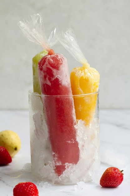 Foto grátis vista frontal da sobremesa de frutas brasileiras congeladas