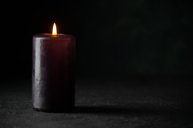 Vista frontal da vela roxa no escuro