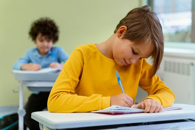 Vista frontal das crianças na classe na escola