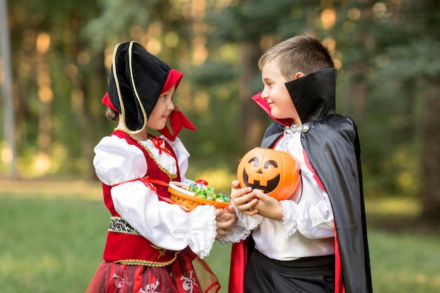 Vista frontal das fantasias de drácula e pirata de halloween