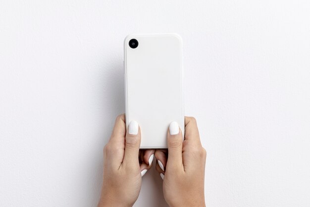 Vista frontal das mãos segurando um smartphone