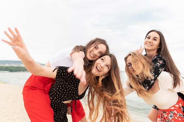 Foto grátis vista frontal das meninas a passar tempo juntos