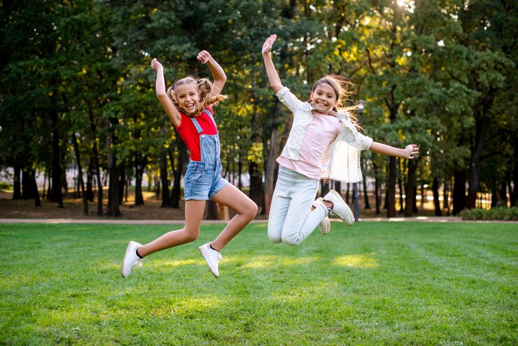 Foto grátis vista frontal das meninas pulando no parque