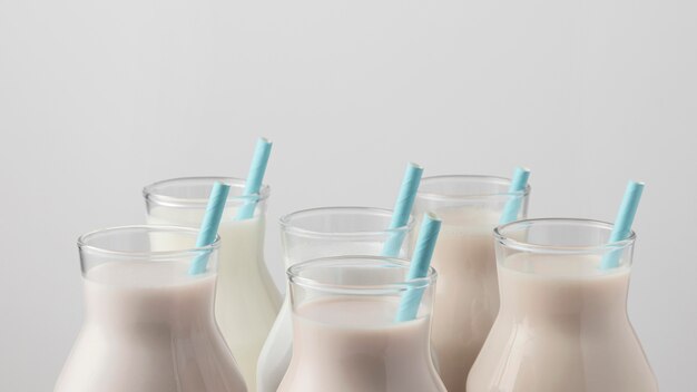 Vista frontal das tampas das garrafas de leite com canudos