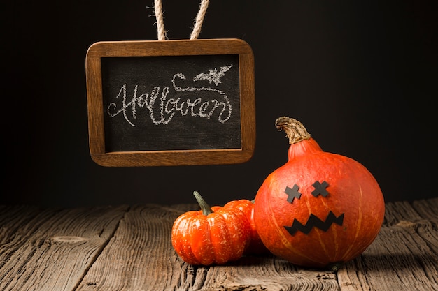 Foto grátis vista frontal de abóboras de halloween com mock-up