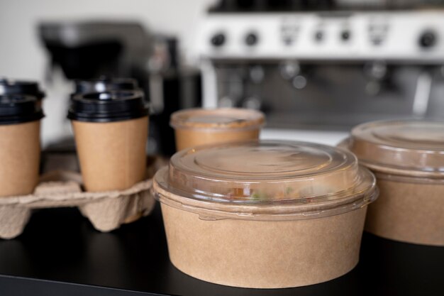 Vista frontal de alimentos embalados preparados para levar