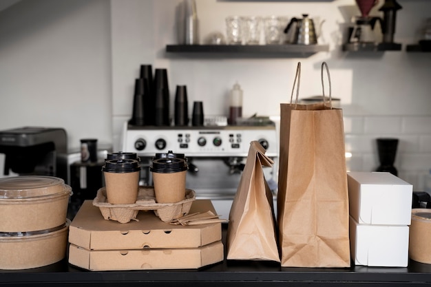 Vista frontal de alimentos embalados preparados para levar