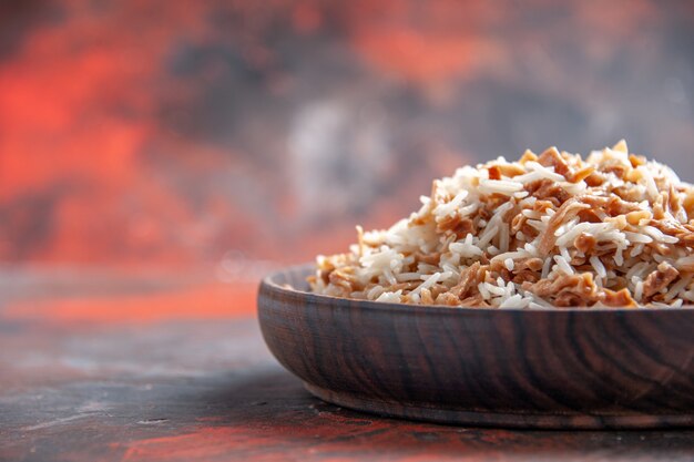 Vista frontal de arroz cozido com fatias de massa na superfície escura prato refeição foto escura de comida