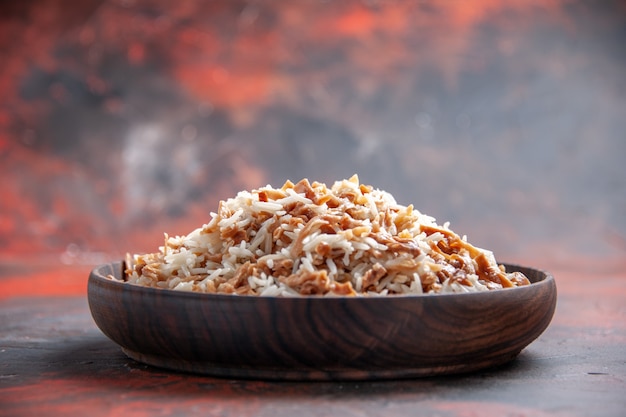 Vista frontal de arroz cozido com fatias de massa na superfície escura prato refeição foto escura de comida