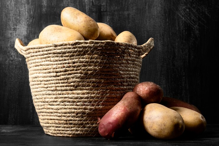 Foto grátis vista frontal de batatas com cesta