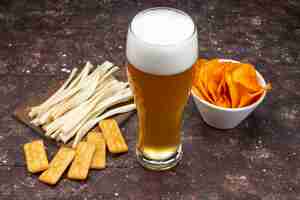 Foto grátis vista frontal de batatas fritas e batatas fritas, juntamente com cerveja na mesa de madeira