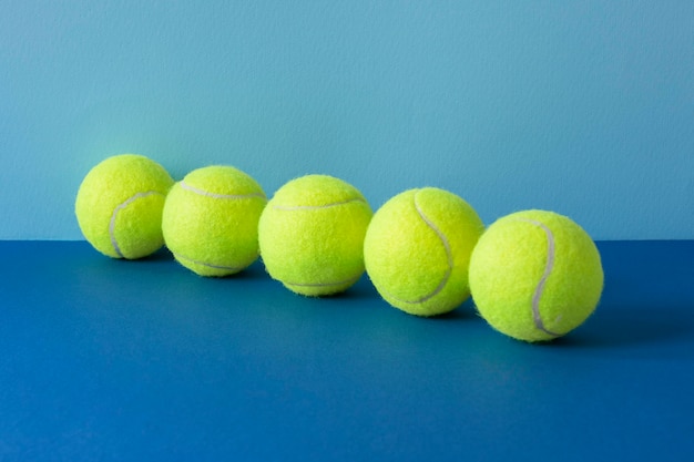 Vista frontal de bolas de tênis alinhadas