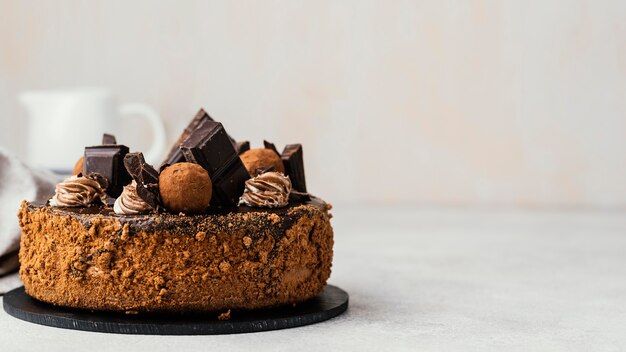 Vista frontal de bolo de chocolate doce com espaço de cópia