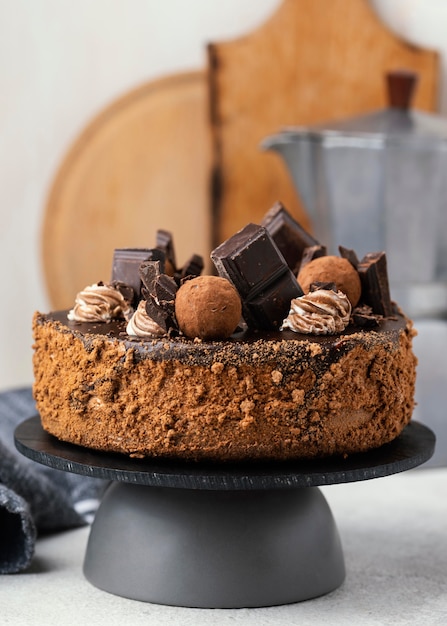 Foto grátis vista frontal de bolo de chocolate doce em carrinho