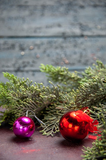 Vista frontal de brinquedos de natal com árvore na mesa escura planta de árvore feriado