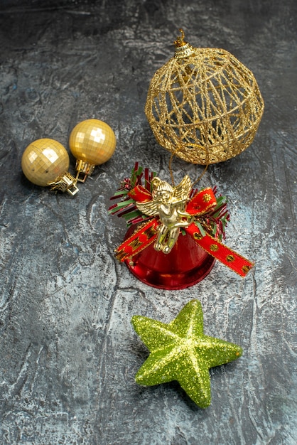 Foto grátis vista frontal de brinquedos para a árvore de natal com sino na mesa cinza claro