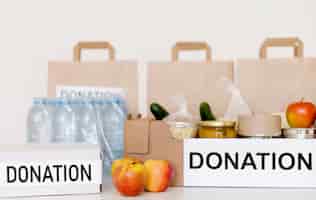 Foto grátis vista frontal de caixas e sacos de doação