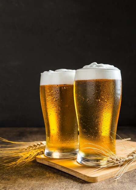 Vista frontal de copos de cerveja com trigo
