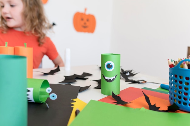 Foto grátis vista frontal de crianças com arranjos do conceito de halloween