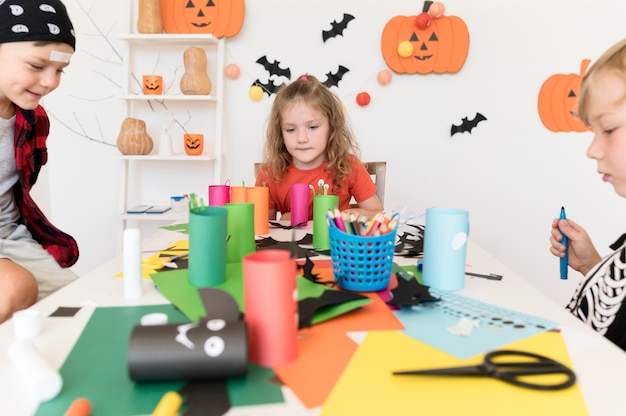 Vista frontal de crianças com conceito de halloween