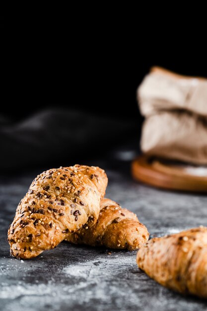 Vista frontal de croissants em fundo preto