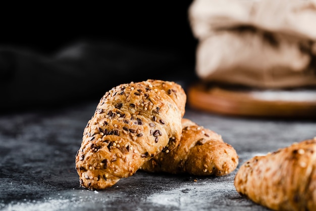 Vista frontal de croissants em fundo preto