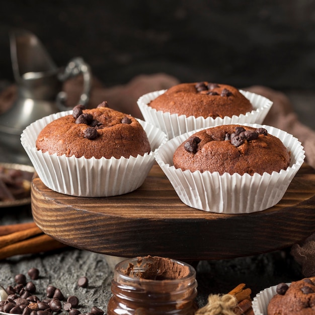 Vista frontal de cupcake saboroso com chocolate e chips