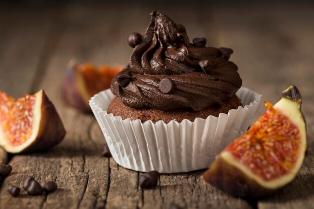 Vista frontal de cupcake saboroso com chocolate