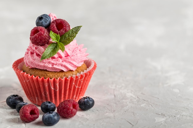 Vista frontal de cupcake saboroso com creme de morango