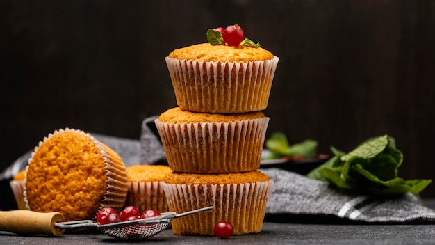 Vista frontal de deliciosos muffins com frutas vermelhas