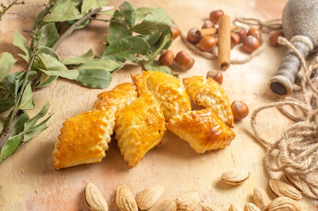 Vista frontal de deliciosos pastéis de nozes com nozes frescas na superfície de madeira