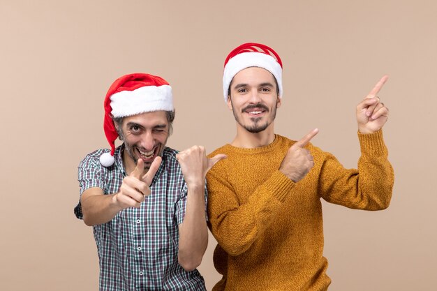 Vista frontal de dois homens, um com olhos piscando e o outro mostrando algo em um fundo isolado