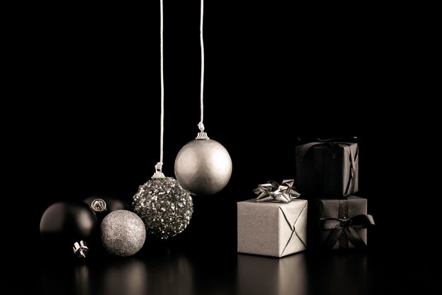 Vista frontal de enfeites de natal escuros