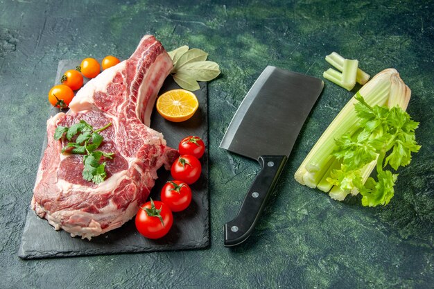 Vista frontal de fatia de carne fresca com tomate em azul escuro comida carne cozinha açougueiro frango cor vaca