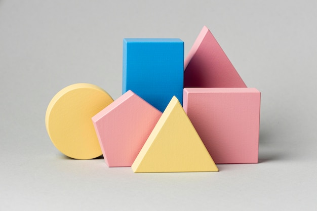 Vista frontal de figuras geométricas minimalistas