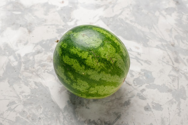 Foto grátis vista frontal de frutas inteiras de melancia fresca no espaço em branco