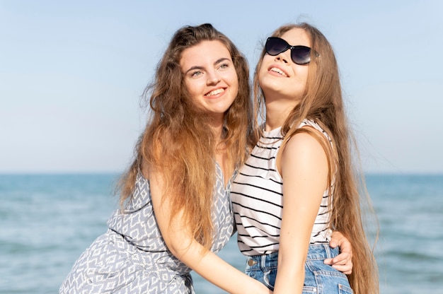 Foto grátis vista frontal de garotas bonitas na praia