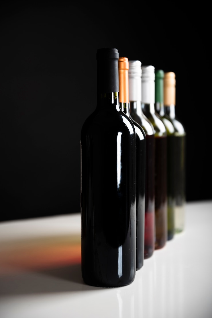 Foto grátis vista frontal de garrafas de vinho em uma fileira