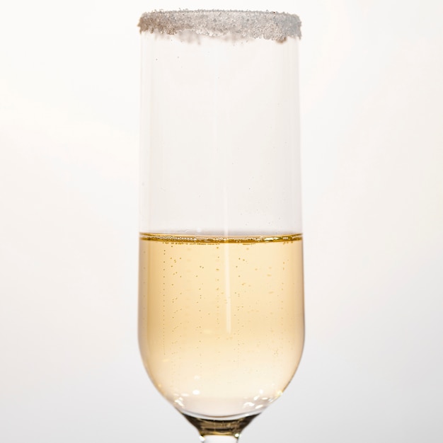 Vista frontal de gás com champanhe meio cheio