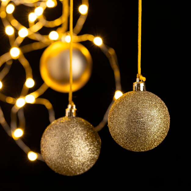 Vista frontal de globos de natal dourados com luzes