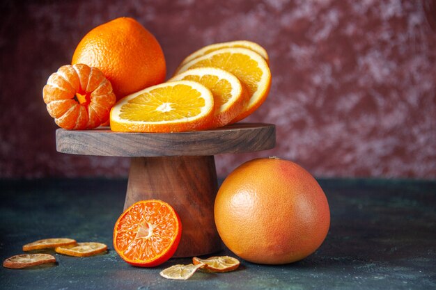 Vista frontal de laranjas frescas em fundo escuro frutas cítricas frutas cítricas maduras sabor de árvore suave