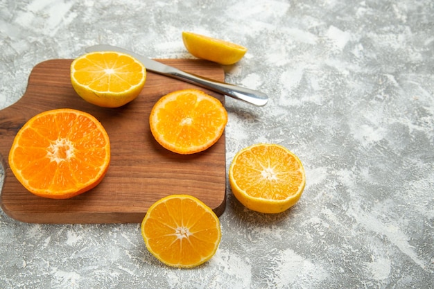 Vista frontal de laranjas frescas fatiadas cítricos suaves em fundo branco frutas maduras exóticas frescas tropicais