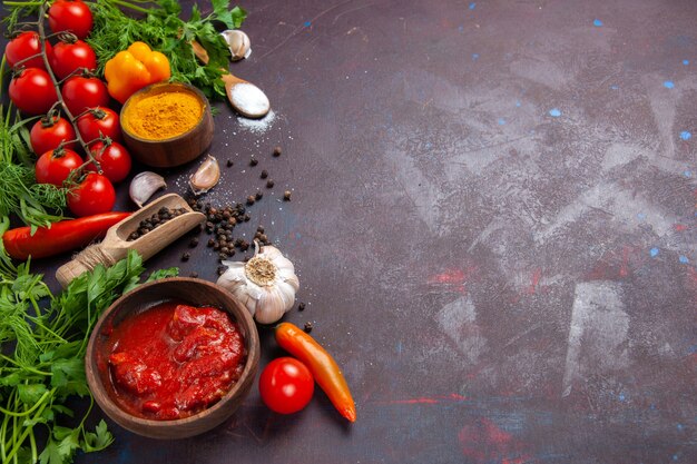 Vista frontal de legumes frescos com verduras em espaço escuro