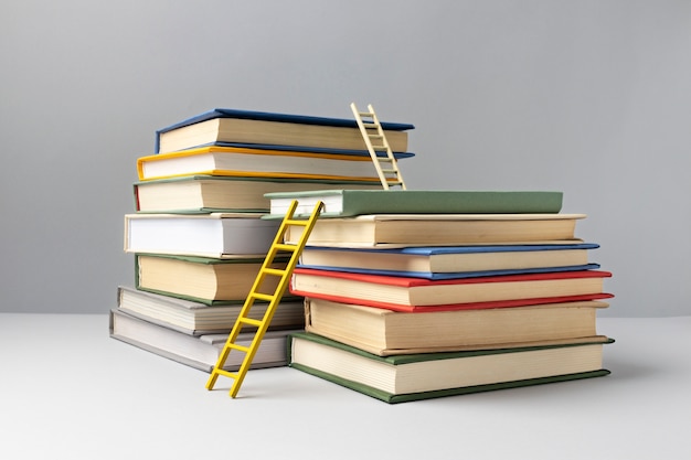 Vista frontal de livros empilhados e escadas para o dia da educação