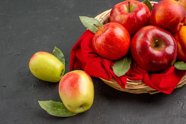 Vista frontal de maçãs frescas com pêssegos na mesa escura de frutas maduras suco suave