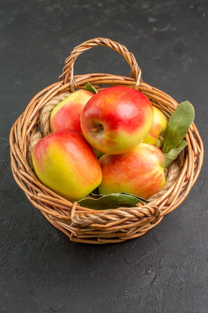 Vista frontal de maçãs frescas frutas maduras dentro de uma cesta no chão cinza árvore frutas frescas maduras