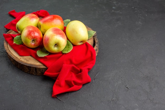 Vista frontal de maçãs frescas frutas maduras em tecido vermelho e mesa cinza frutas frescas maduras