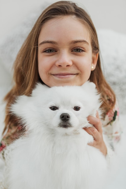 Vista frontal de menina e cachorro fofo