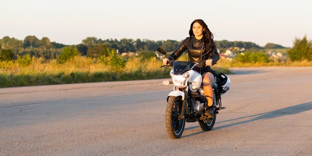 Vista frontal de mulher andando de moto, cuidado gratuito